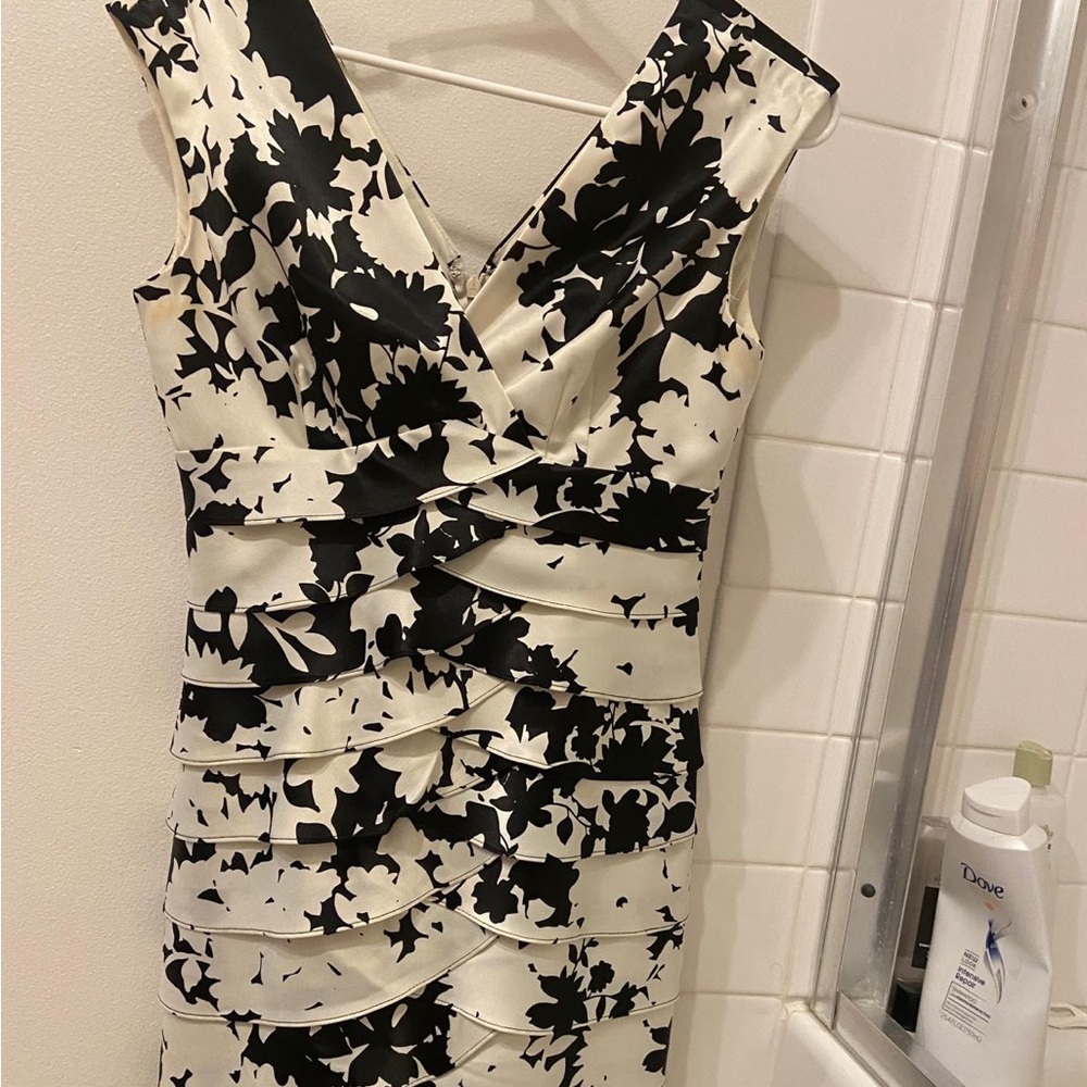 Ladies size small scalloped Jessica Howard Dress